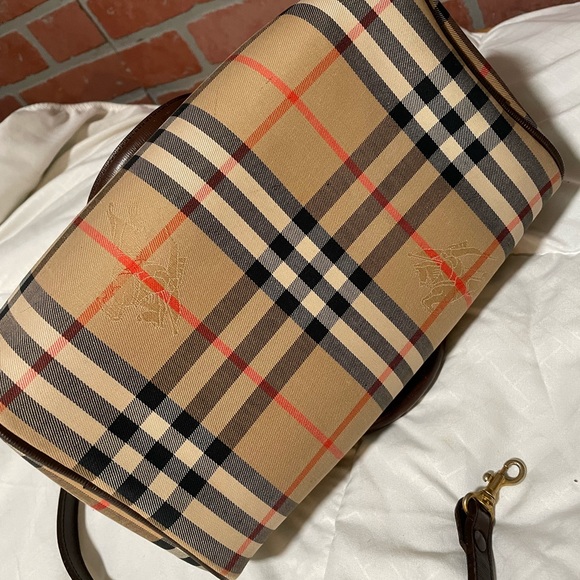 Vintage Burberry handbag. Still in great condition. Preloved - Picture 8 of 8